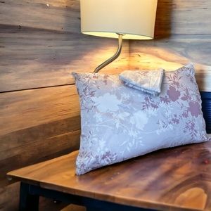 2 pillowcases.Zippered and high quality. 100% cotton